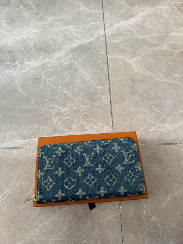 l**is V*t*n zippy wallet
