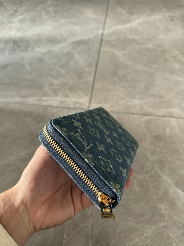 l**is V*t*n zippy wallet