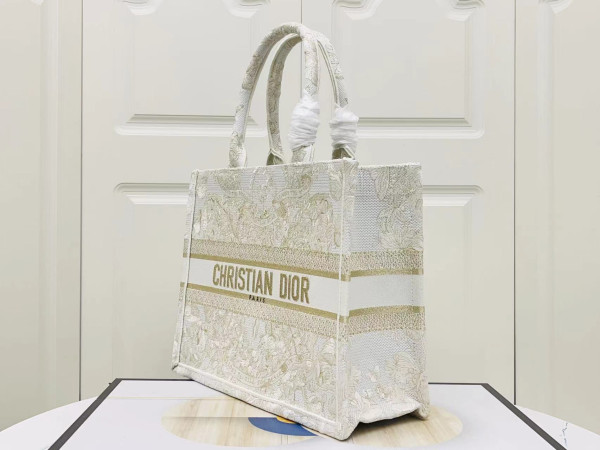 medium D*or book tote