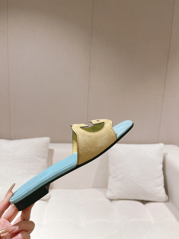 G*u*i slide sandals