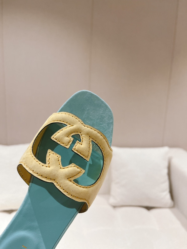 G*u*i slide sandals