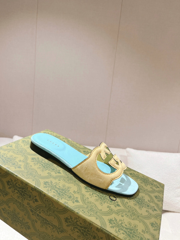G*u*i slide sandals