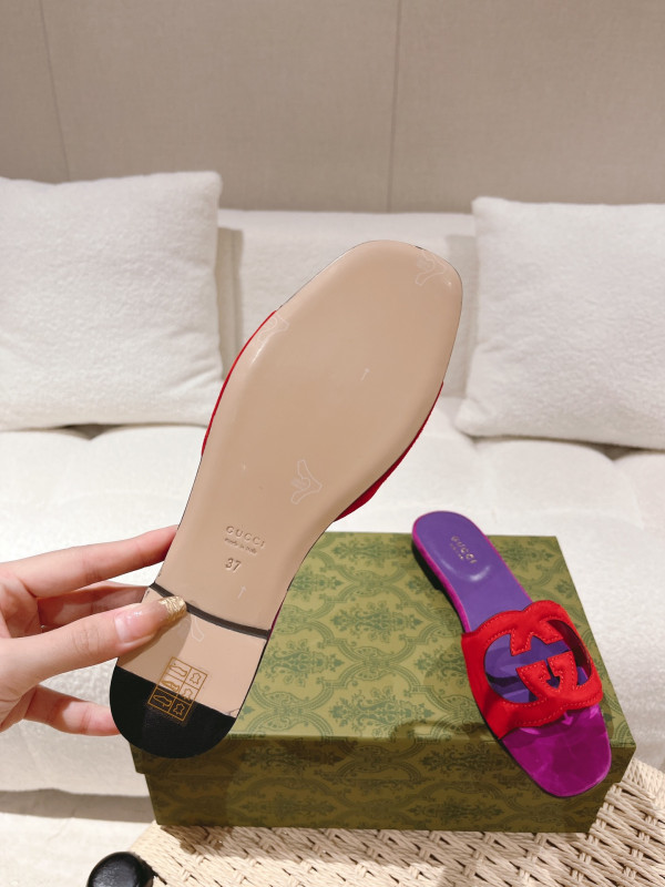 G*u*i slide sandals