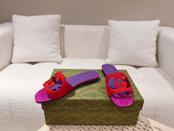 G*u*i slide sandals