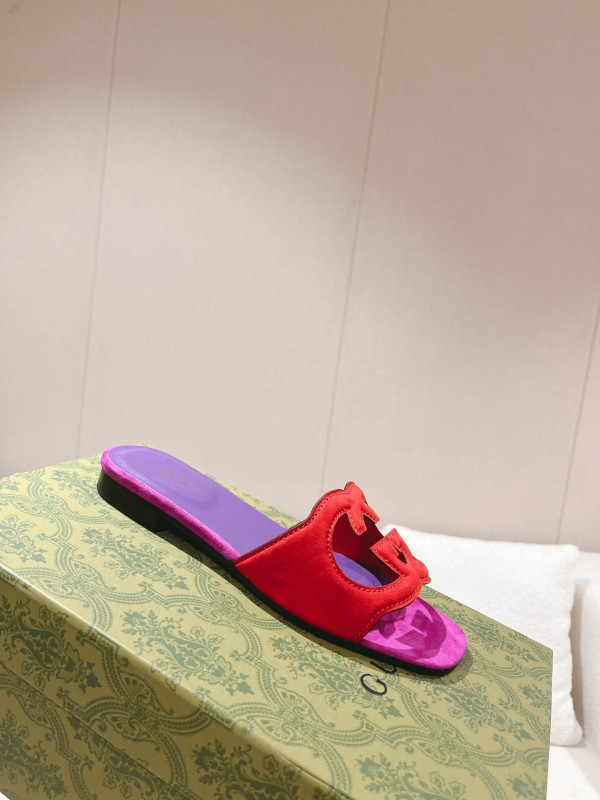 G*u*i slide sandals