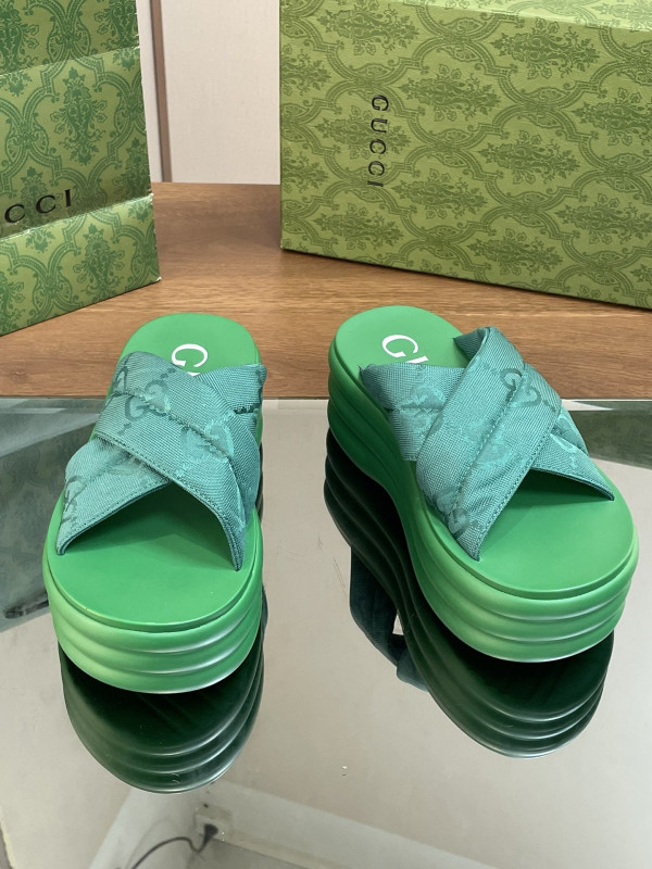 G*u*i slide sandals