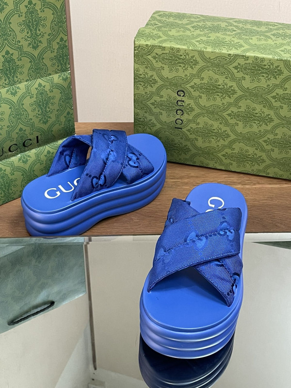 G*u*i slide sandals
