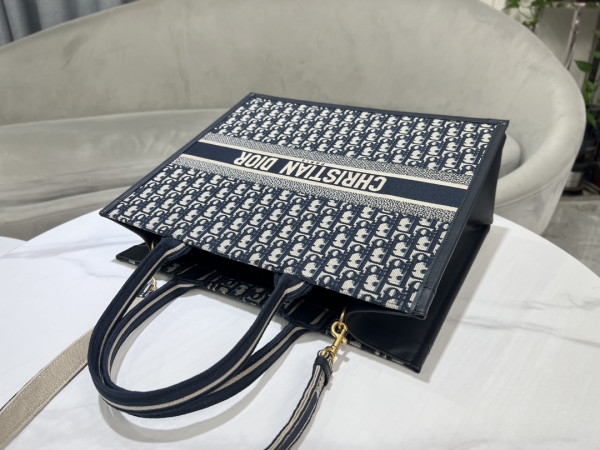D*or oblique book tote-41×35×18cm