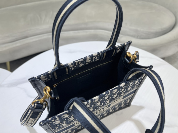 D*or oblique book tote- 26×12×21cm