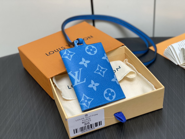l**is V*t*n card holder necklace-7.6*10*0.5cm