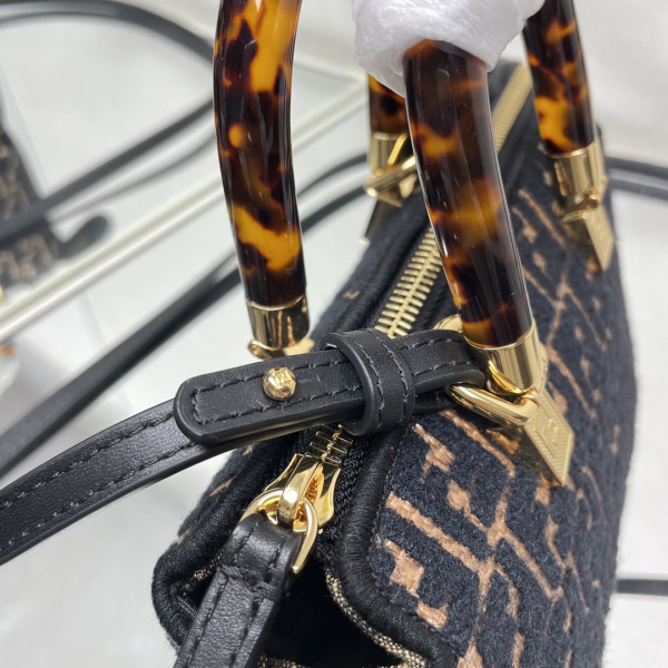 F**di baguette chain midi 397b98-24*14*7cm