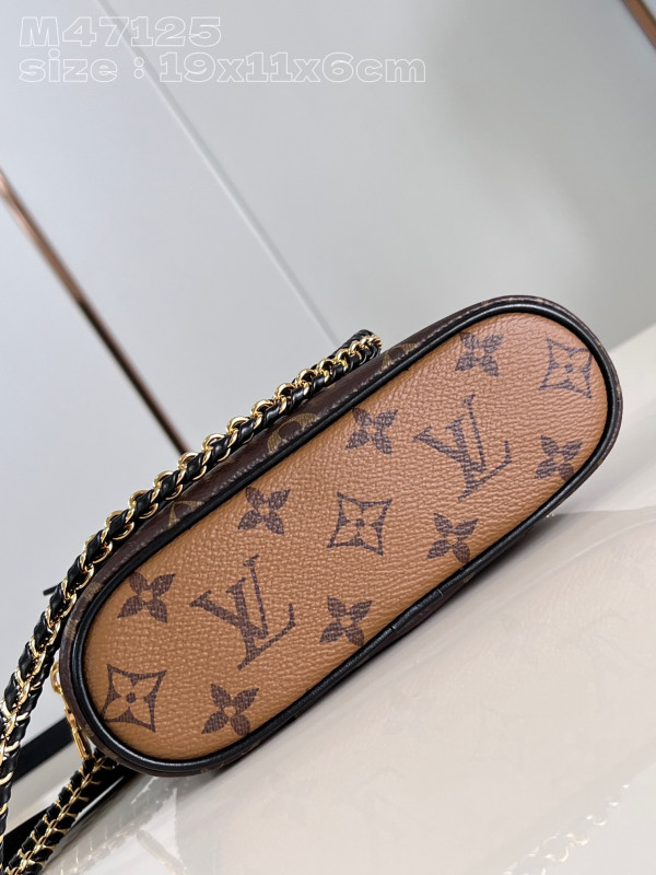 l**is V*t*n vanity chain pouch-19 x 11.5 x 6.5 cm