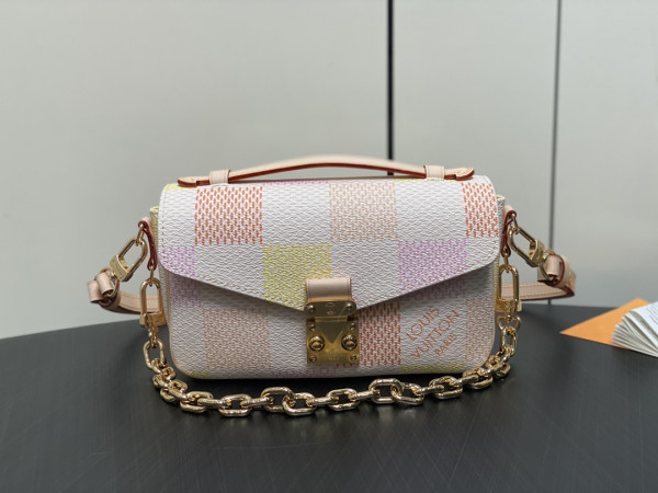l**is V*t*n pochette metis east west