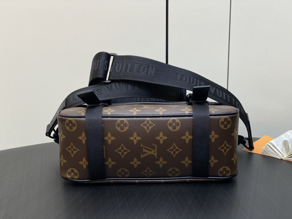 l**is V*t*n trail messenger-31*22*11cm