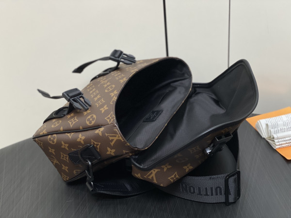 l**is V*t*n trail messenger-31*22*11cm