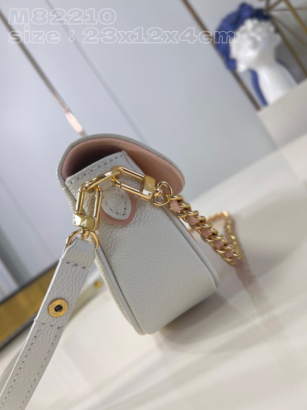 l**is V*t*n wallet on chain ivy-23.5*12*4.3cm