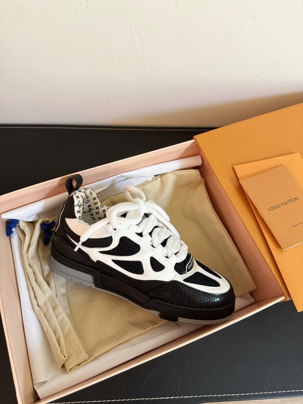 l**is V*t*n sneakers