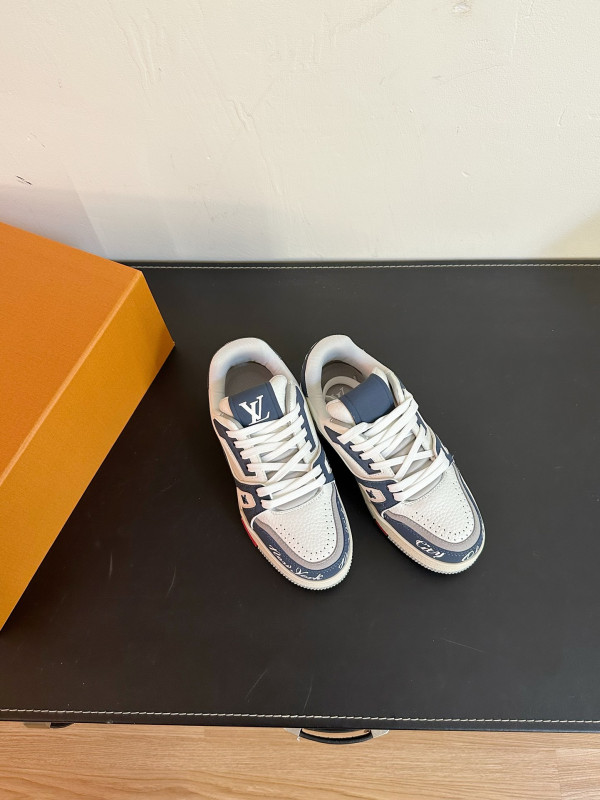 l**is V*t*n sneakers