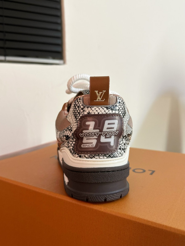 l**is V*t*n sneakers