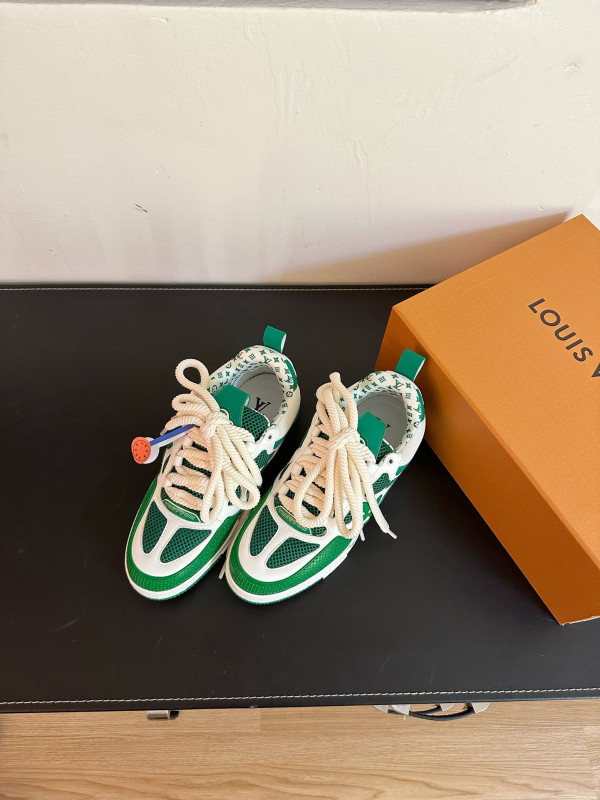 l**is V*t*n sneakers