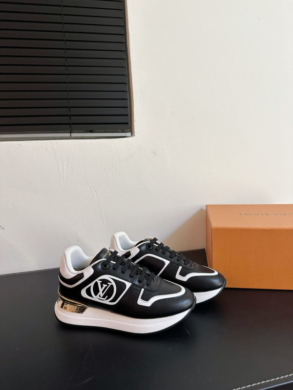 l**is V*t*n sneakers
