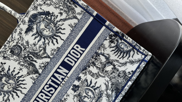large D*or book tote-42*35*18.5cm