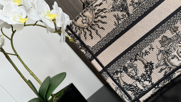 small D*or book tote-26*8*22cm