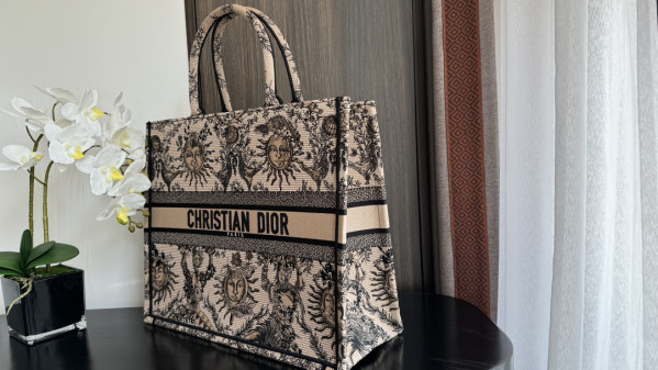 large D*or book tote-42*35*18.5cm