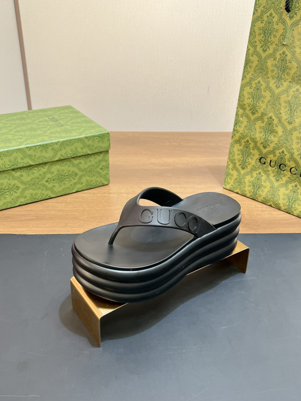 G*u*i slide sandals