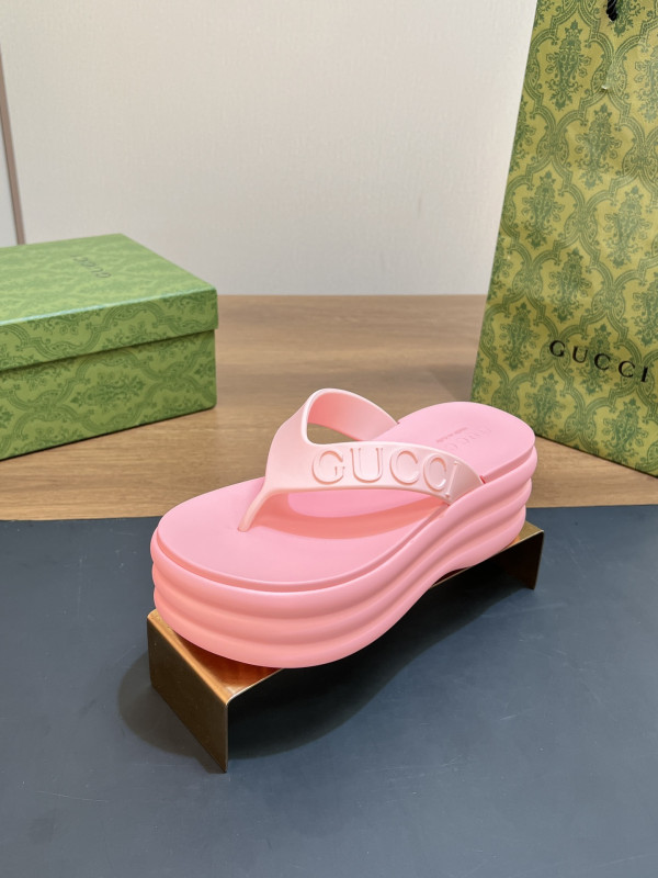 G*u*i slide sandals