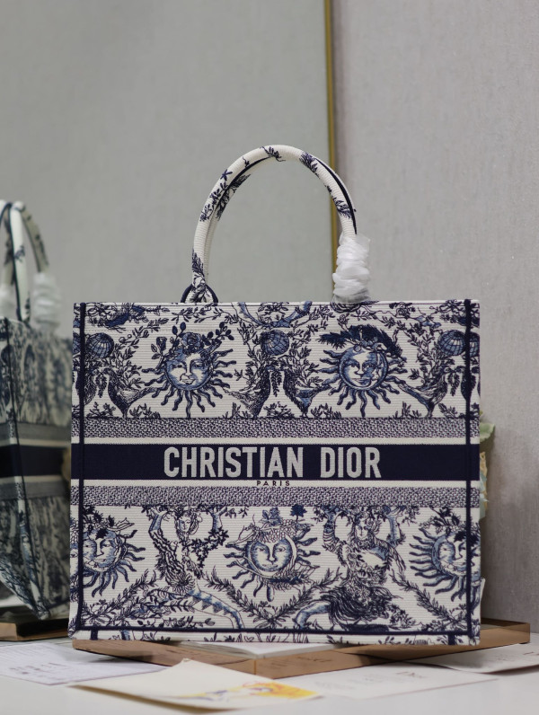 large D*or book tote-42*35*18.5cm