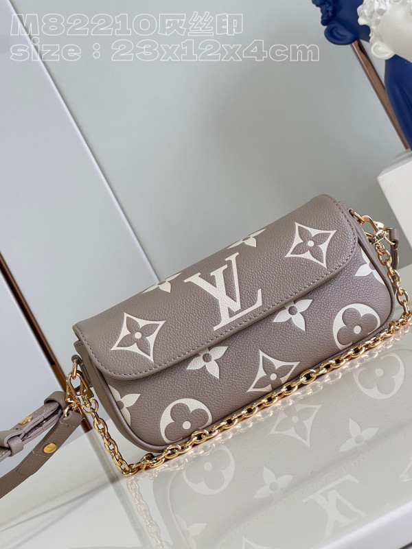 l**is V*t*n wallet on chain ivy-23.5*12*4.3cm