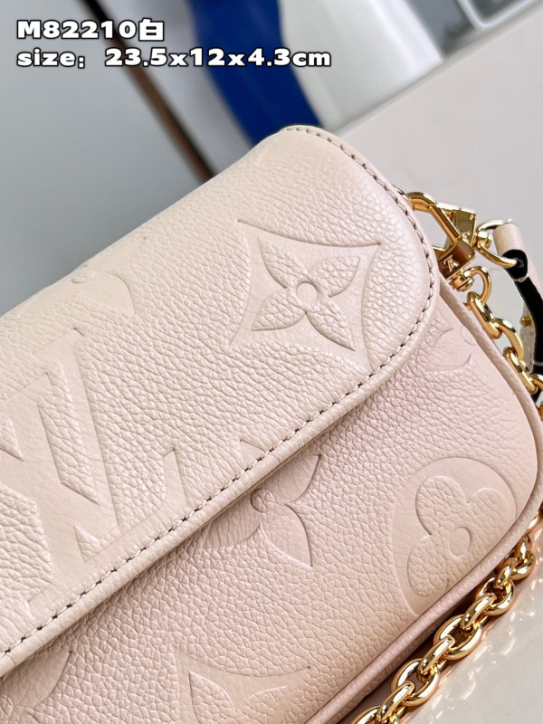 l**is V*t*n wallet on chain ivy-23.5*12*4.3cm