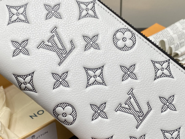 l**is V*t*n zippy wallet-10*20*2 cm