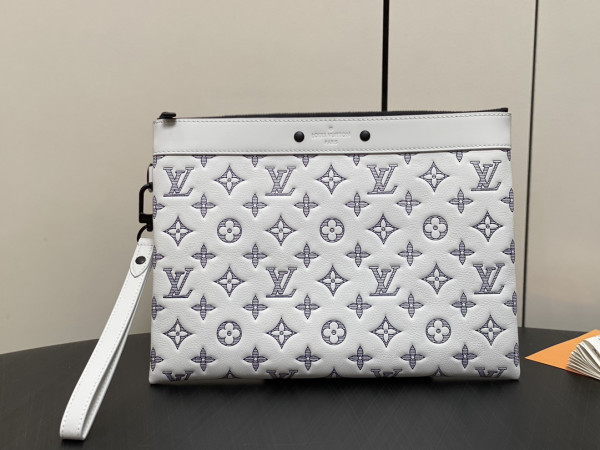 l**is V*t*n pochette to-go-30*21.5*2cm