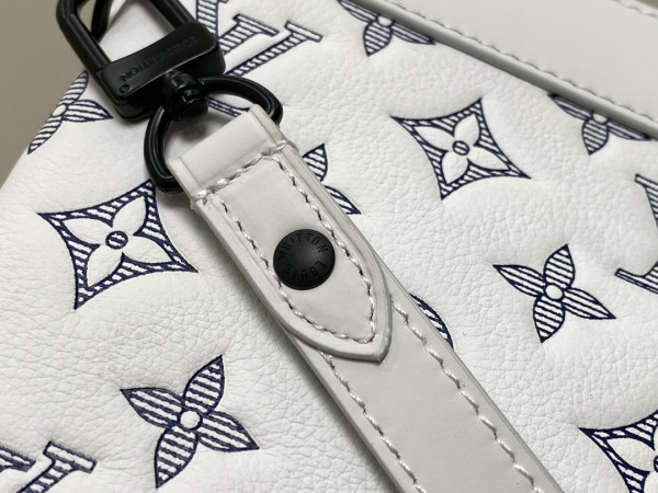 l**is V*t*n pochette to-go-30*21.5*2cm