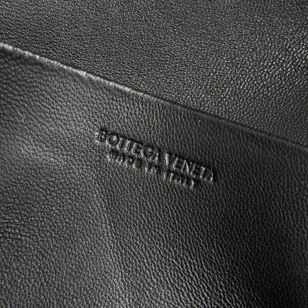 Bo*te*ga ve*ne*ta vanity case crossbody bag