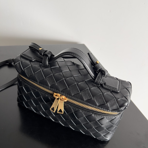 Bo*te*ga ve*ne*ta vanity case crossbody bag