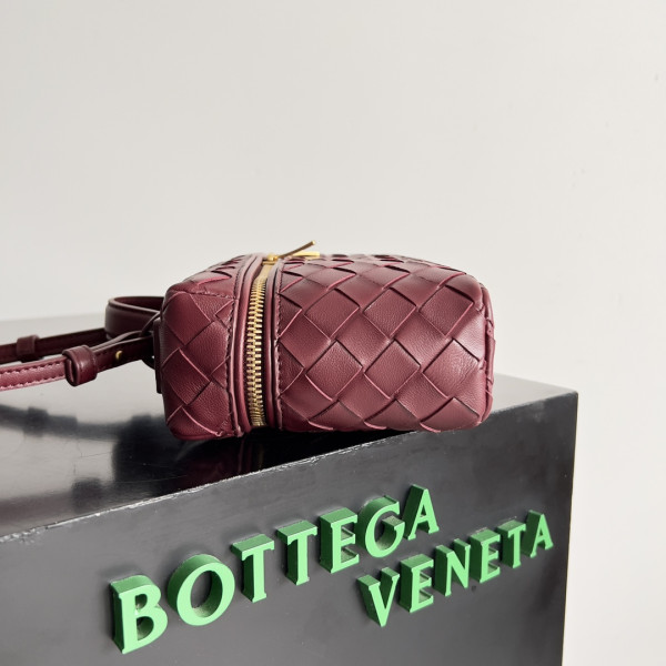 Bo*te*ga ve*ne*ta vanity case crossbody bag