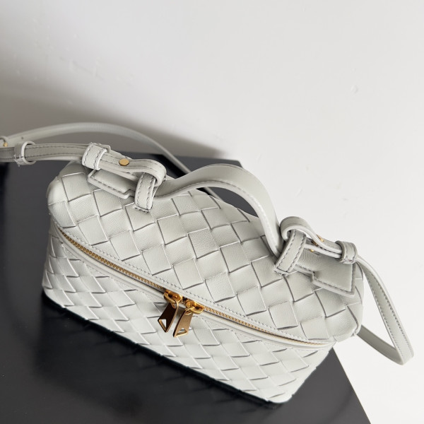Bo*te*ga ve*ne*ta vanity case crossbody bag