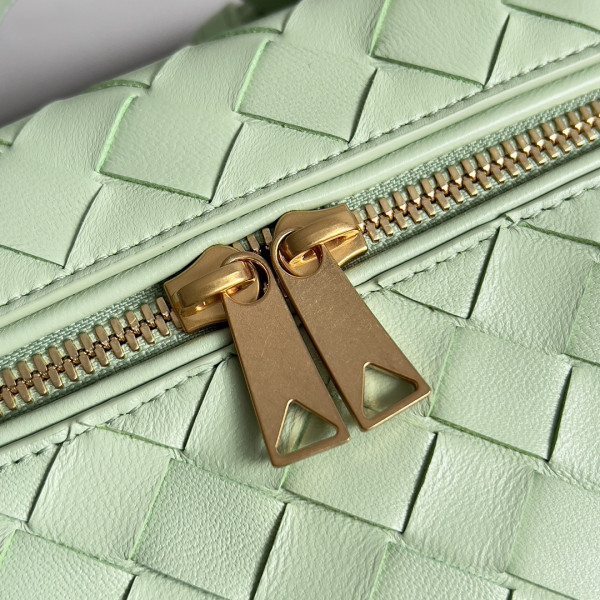 Bo*te*ga ve*ne*ta vanity case crossbody bag