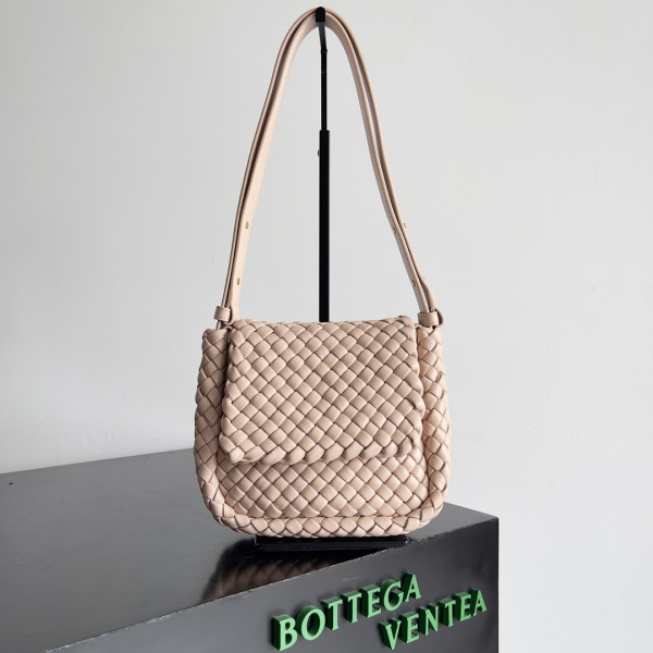 Bo*te*ga ve*ne*ta mini cobble shoulder bag