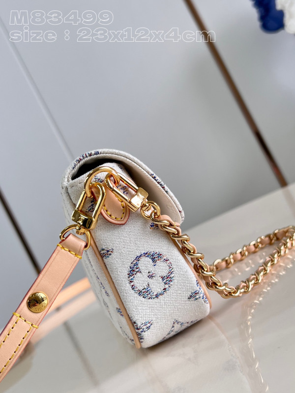 l**is V*t*n wallet on chain ivy-23.5*12*4.3cm