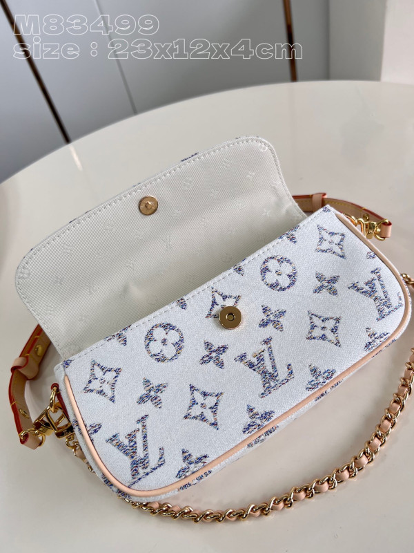 l**is V*t*n wallet on chain ivy-23.5*12*4.3cm