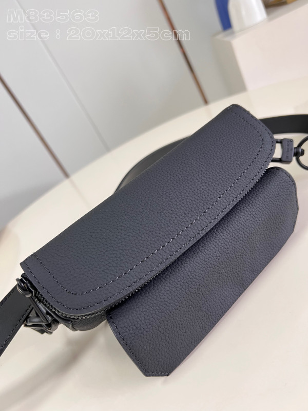 l**is V*t*n pilot wearable wallet-20*12*5.5cm