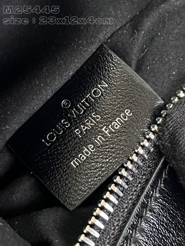 l**is V*t*n slim trunk-23*12*4cm