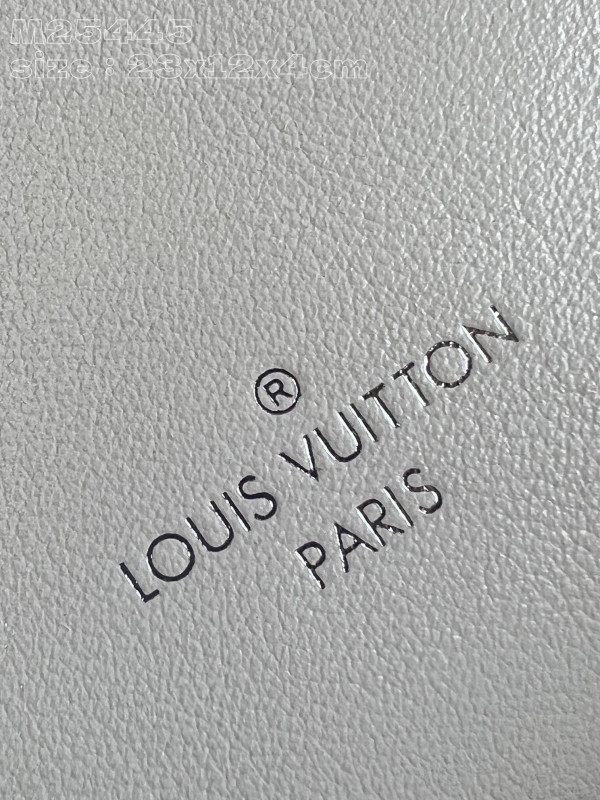l**is V*t*n slim trunk-23*12*4cm