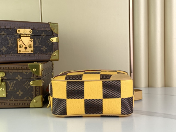 l**is V*t*n chess messenger-24*24*8cm