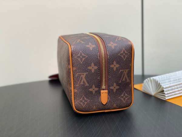 l**is V*t*n locker dopp kit bag-23*13*12cm