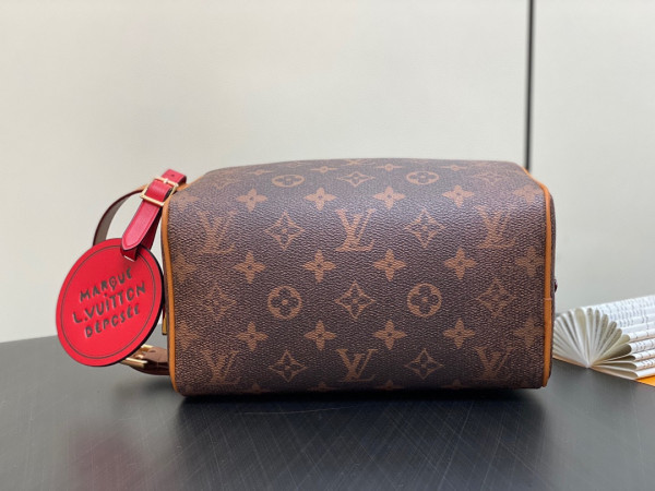 l**is V*t*n locker dopp kit bag-23*13*12cm